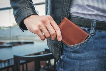 なぜ中高年はいまだに財布を持つのか？