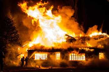 吹きこぼれによるガス大爆発で家が大火事