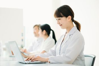 外資系金融アナリストから転職して年収800万円が450万円に！それでも憧れの仕事に転職できて大満足…