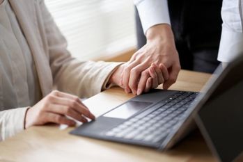 他人を受け付けない雰囲気のおじさん社員が豹変！？意外な人との社内恋愛エピソード