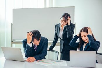 子供を営業先に連れて行く母親