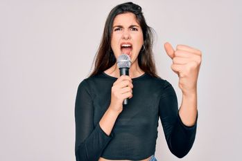 その行為NG！？カラオケで6割以上がイラっとしていること