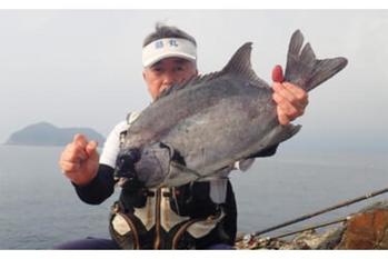 磯でのイシ物釣りで3kg超え『銀ワサ』イシダイ手中【鹿児島・上甑島】浅ダナ狙いが的中