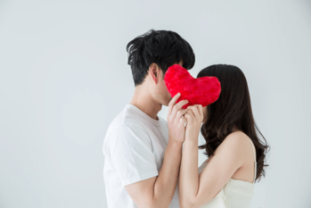 休憩室で膝の上に座りキス...内緒にしてなのに同僚に見つかり...