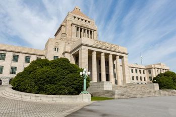 岸田首相の長男、秘書官就任で年収は大手商社より高い？