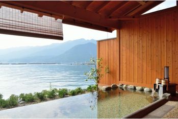 更衣室でまさかの撮影？…温泉で「イラっ」としたこと5選