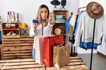 「それ違反です！」クレカ決済で客から手数料を取る違反店舗への対処法は？