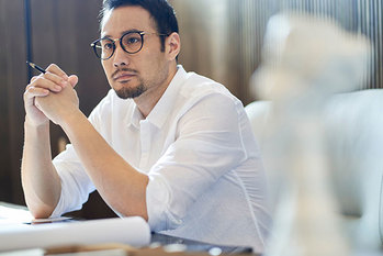 大手工務店で年収600万円をもらっていた30代主任が転職を決意…しかし環境に慣れず年収400万円で働き続ける後悔の日々