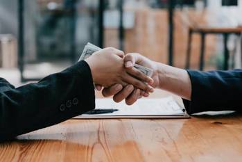 賄賂を暗に示す取引先