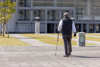 「高齢者を道に放置」実は違法？