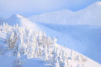 【山と秘湯をめぐる】北海道〜白銀の十勝岳連峰と雲上の秘湯・十勝岳温泉と吹上温泉〜