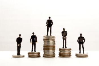 「高学歴でも低収入な人」と「低学歴でも高収入な人」とは