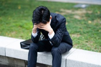 会社に勤めて3カ月でメンタルダウン…辞める？居続ける？対処法2つ