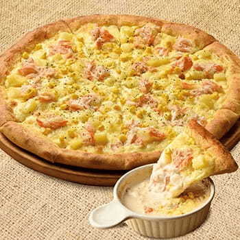 カニをカニでDipする! ありそうでなかった超贅沢「かにグラタンピザ」