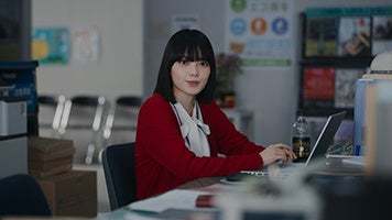 平手 友梨奈さんが“宇宙人ヒラテ”役で初登場「クラフトボス」新TV-CM「町おこし」篇 3月3日（金）から全国オンエア開始