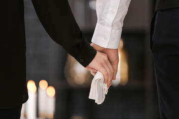 一周忌法要での服装マナーを徹底解説！「平服」を指定されたらどんな服装で行く？
