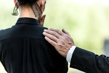 一周忌法要での服装マナーを徹底解説!「平服」を指定されたらどんな服装で行く?
