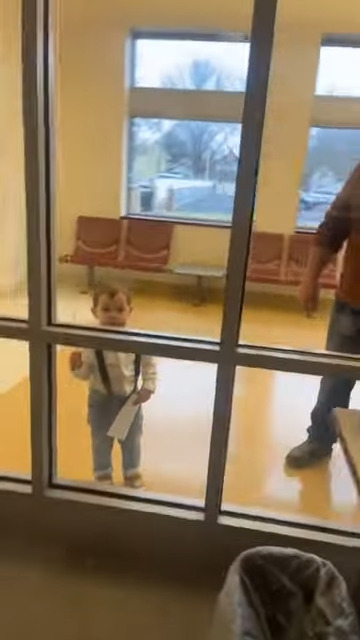 おめかしをした男の子がママに甘いサプライズ!バレンタインにママの職場を訪問して伝えた言葉にキュン!!【海外・動画】