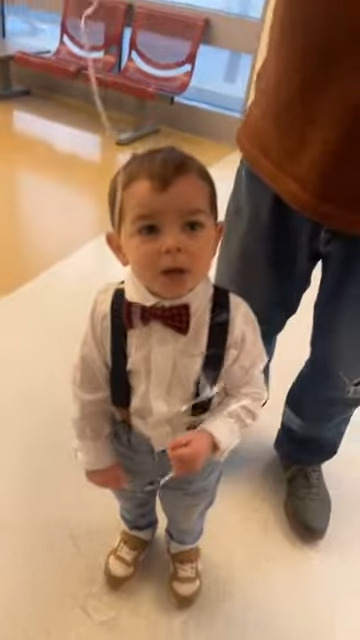 おめかしをした男の子がママに甘いサプライズ!バレンタインにママの職場を訪問して伝えた言葉にキュン!!【海外・動画】
