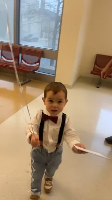 おめかしをした男の子がママに甘いサプライズ!バレンタインにママの職場を訪問して伝えた言葉にキュン!!【海外・動画】