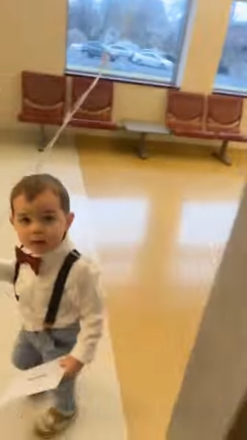 おめかしをした男の子がママに甘いサプライズ!バレンタインにママの職場を訪問して伝えた言葉にキュン!!【海外・動画】