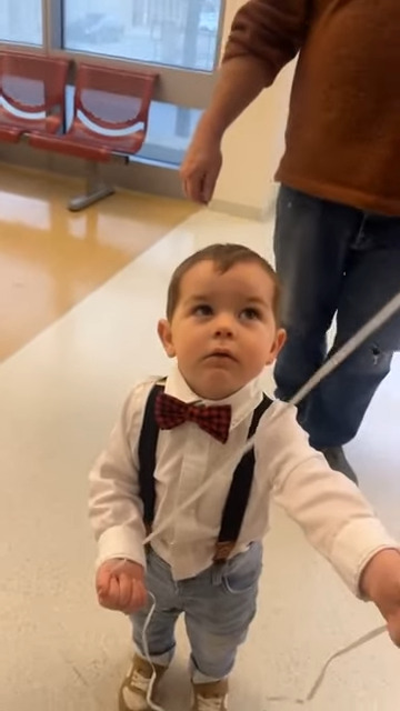 おめかしをした男の子がママに甘いサプライズ!バレンタインにママの職場を訪問して伝えた言葉にキュン!!【海外・動画】