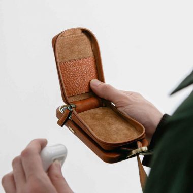 土屋鞄製造所、レザー製スマホショルダーが話題 – 小銭やカード、イヤホンも収納