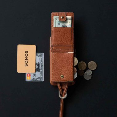 土屋鞄製造所、レザー製スマホショルダーが話題 – 小銭やカード、イヤホンも収納
