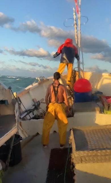 海の男が荒波のタイミングに合わせてジャンプしてみたら！あわや大事故になりそうな動画に