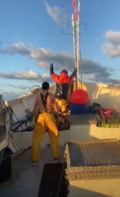 海の男が荒波のタイミングに合わせてジャンプしてみたら！あわや大事故になりそうな動画に