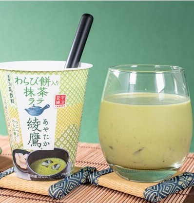 「綾鷹」ブランド初のデザート飲料　つぶつぶの黒糖風味のわらび餅入りの抹茶ラテ　ファミリーマート限定発売