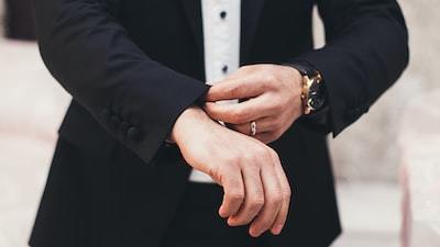 結婚式に着ていくスーツは何色？男性のフォーマル服装マナーを解説！