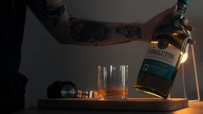 「サシ飲み」の意味とは？上手な誘い方やサシ飲み後のアフターフォローをご紹介！