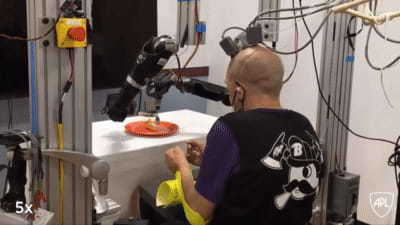 四肢麻痺患者が「脳に電極アレイを埋め込み」ロボットアームを操ることに成功！