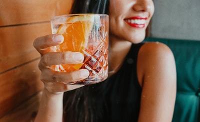 「サシ飲み」の意味とは？上手な誘い方やサシ飲み後のアフターフォローをご紹介！
