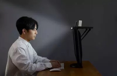 手元と顔を照らせるライト付きディスプレイボード
