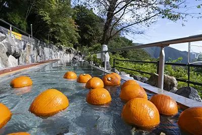 箱根の展望露天風呂に巨大かぼちゃ!?　箱根小涌園ユネッサンで開催