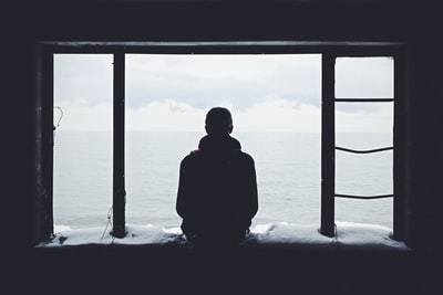 誰かといるのに孤独感がある…その原因や解消法とは？