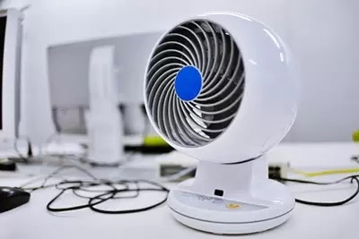 サーキュレーターと扇風機の違いは? 用途別に使い分ける