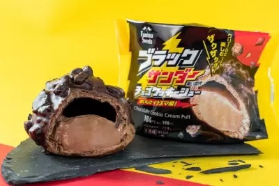 ファミマが「ブラックサンダー」とコラボ、スイーツや焼き菓子などを発売