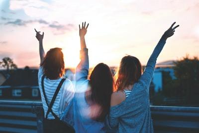 左利きの人の性格的特徴を男女別・血液型別に解説！共通する恋愛傾向は？