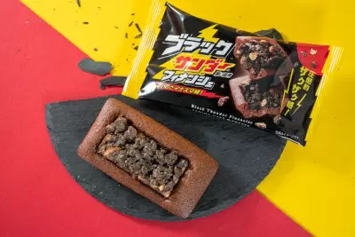 ファミマが「ブラックサンダー」とコラボ、スイーツや焼き菓子などを発売