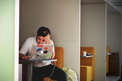 人といると疲れる・苦痛に感じる原因とは?ストレスなく人付き合いする方法を紹介