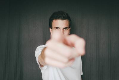 威圧感を出す人の心理や特徴は？高圧的な人への上手な対処法を
解説！
