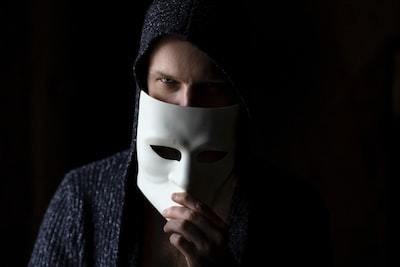 偽善者とは？意味やよくある特徴を解説！偽善者はなぜ嫌われる？