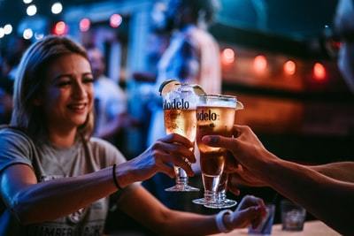 「サシ飲み」の意味とは？上手な誘い方やサシ飲み後のアフターフォローをご紹介！