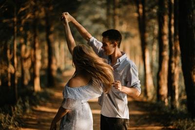 左利きの人の性格的特徴を男女別・血液型別に解説！共通する恋愛傾向は？