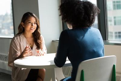 人といると疲れる・苦痛に感じる原因とは？ストレスなく人付き合いする方法を紹介