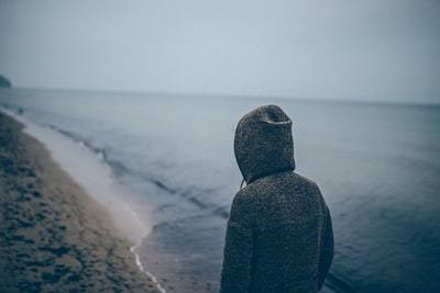 誰かといるのに孤独感がある…その原因や解消法とは？