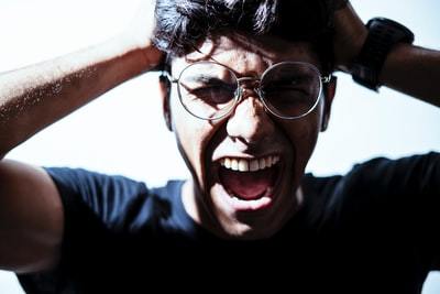 威圧感を出す人の心理や特徴は？高圧的な人への上手な対処法を解説！